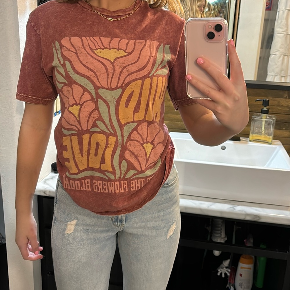 Super cute graphic tee!!